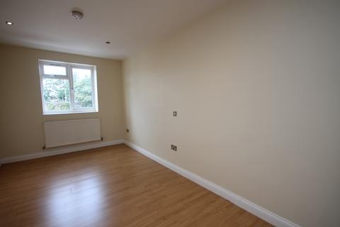 Studio to rent, High Road, Tottenham, London, N17