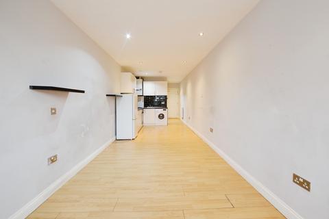 Studio to rent, High Road, Tottenham, London, N17