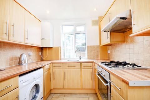 3 bedroom flat to rent, Thornbury Court, Isleworth, TW7