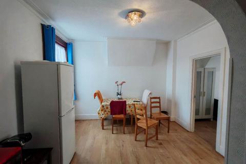 3 bedroom flat to rent, Ballards Lane, London