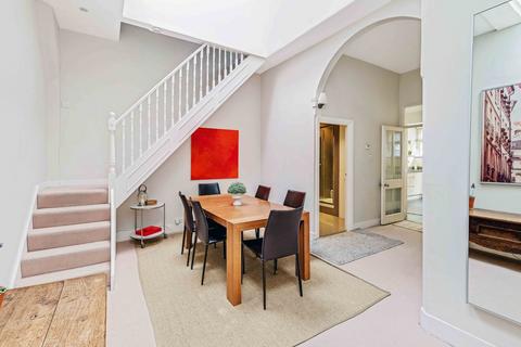 3 bedroom mews to rent, Queen's Gate Place Mews, SW7