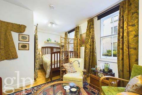 Studio to rent, Berwick Street W1F