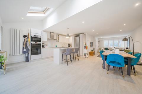 3 bedroom end of terrace house for sale, Coleraine Road, London