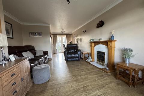 3 bedroom semi-detached house for sale, Lidgett Lane, Skelmanthorpe, Huddersfield HD8 9AQ