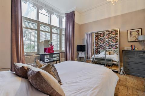 2 bedroom flat for sale, Dean Road, London, NW2