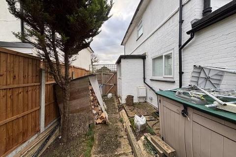 2 bedroom end of terrace house to rent, Larchwood Gardens, Pilgrims Hatch