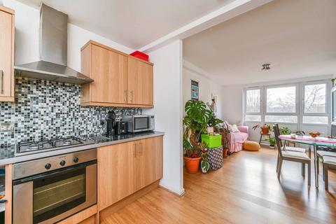 3 bedroom flat for sale, Heron House, Searles Close, Battersea Park, London, SW11