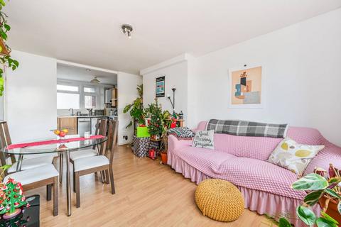 3 bedroom flat for sale, Heron House, Searles Close, Battersea Park, London, SW11