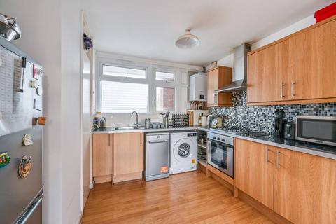 3 bedroom flat for sale, Heron House, Searles Close, Battersea Park, London, SW11