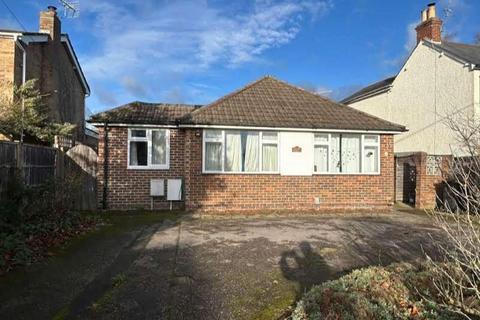 4 bedroom bungalow to rent, Commonfields, Woking GU24