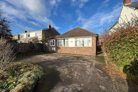 4 bedroom bungalow to rent, Commonfields, Woking GU24