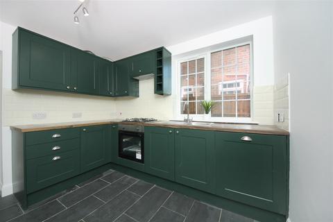 3 bedroom flat to rent, Saxon Drive, W3