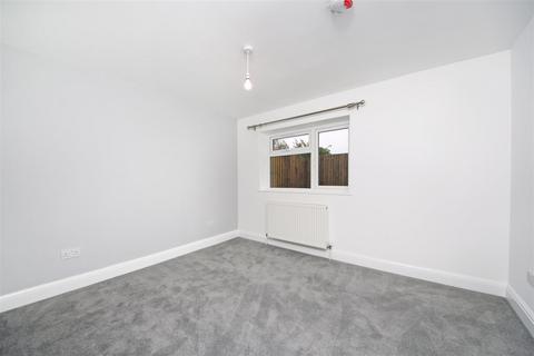 3 bedroom flat to rent, Saxon Drive, W3