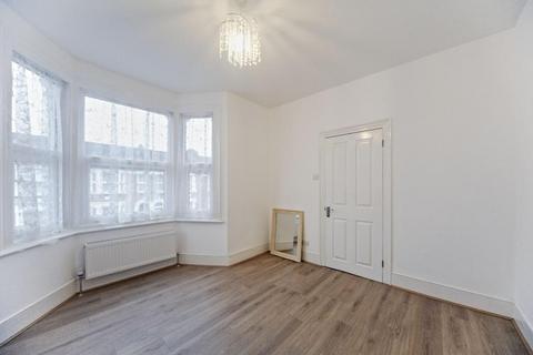 2 bedroom apartment to rent, Harbut Road, London SW11