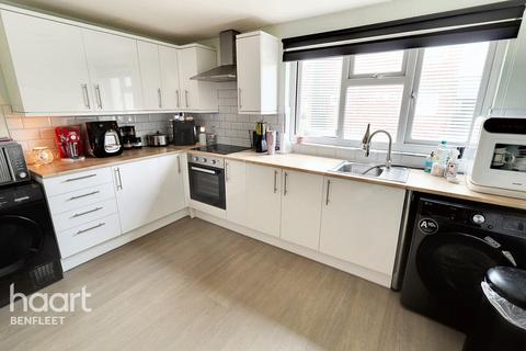 2 bedroom flat for sale, Dovercliff Road, Canvey Island