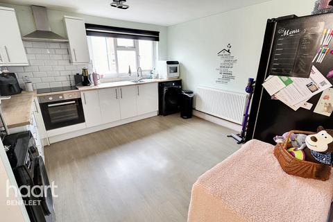 2 bedroom flat for sale, Dovercliff Road, Canvey Island