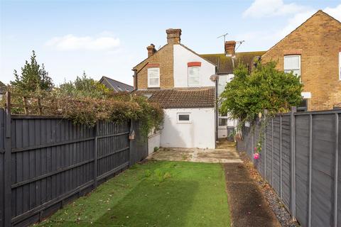 3 bedroom terraced house to rent, Warwick Road, Whitstable