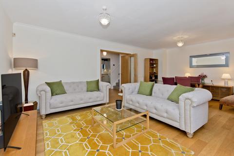 15/3 Damside, Edinburgh, EH4 3BB