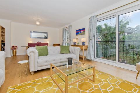 15/3 Damside, Edinburgh, EH4 3BB