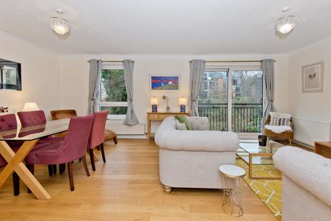 15/3 Damside, Edinburgh, EH4 3BB