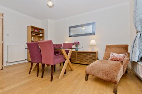 15/3 Damside, Edinburgh, EH4 3BB