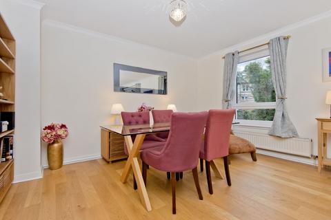 15/3 Damside, Edinburgh, EH4 3BB
