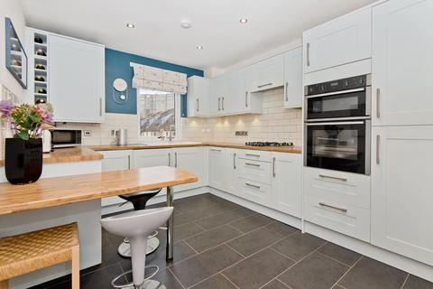 15/3 Damside, Edinburgh, EH4 3BB