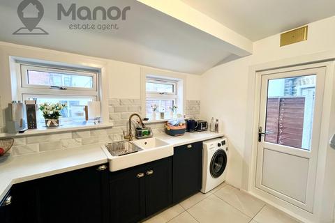 3 bedroom terraced house to rent, First Avenue, Manor Park, E12 6AJ