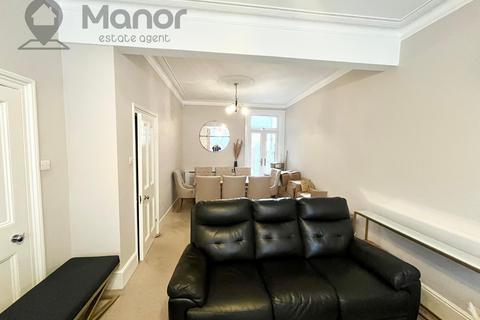 3 bedroom terraced house to rent, First Avenue, Manor Park, E12 6AJ