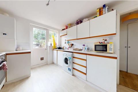 Studio to rent, Sydenham Road, Croydon, CR0