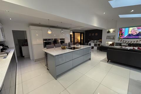 99 Barry Drive, Kirby Muxloe, Leicester, LE9 2HJ