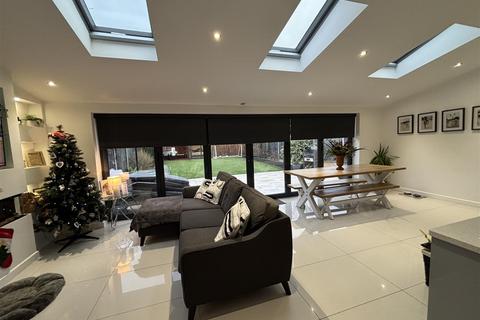 99 Barry Drive, Kirby Muxloe, Leicester, LE9 2HJ