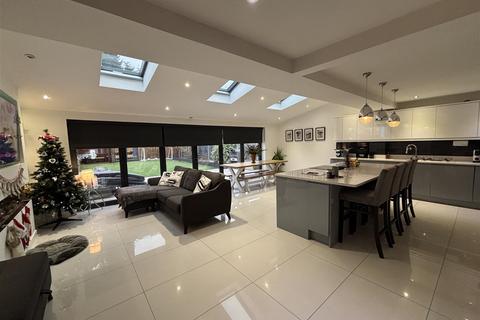 99 Barry Drive, Kirby Muxloe, Leicester, LE9 2HJ