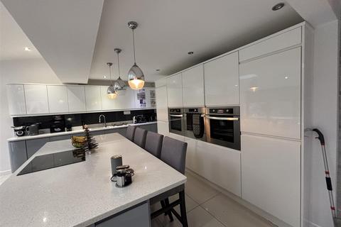 99 Barry Drive, Kirby Muxloe, Leicester, LE9 2HJ