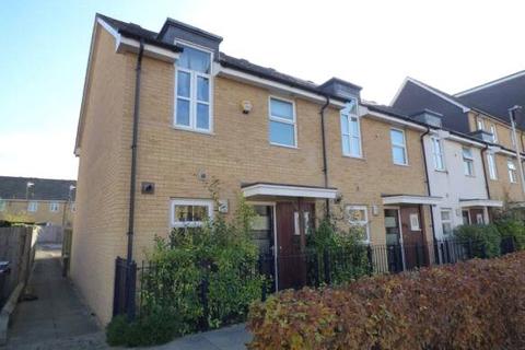 3 bedroom end of terrace house to rent, Whale Avenue, Reading, Berkshire, RG2