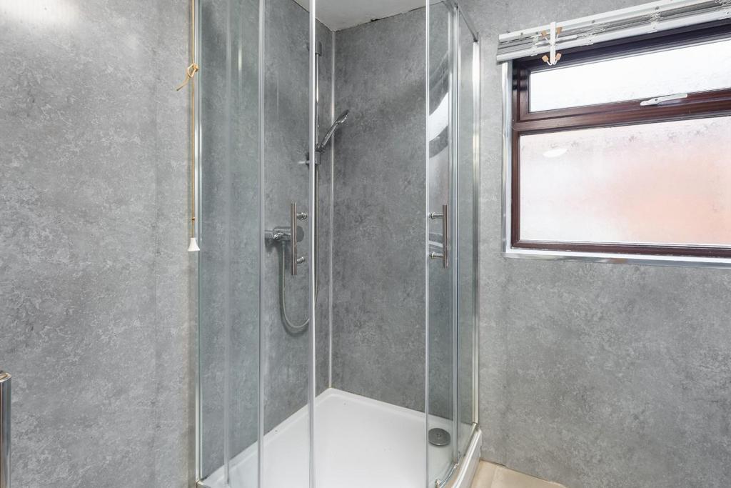 Shower room 1.jpg