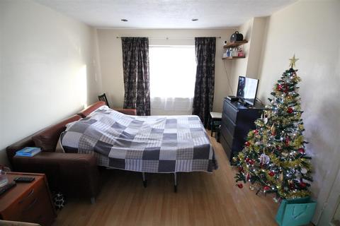 3 bedroom house to rent, Mansfield Drive, Hayes