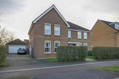 5 bedroom detached house for sale, Honeysuckle Close, Brough