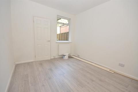 3 bedroom terraced house to rent, North Street, Luton