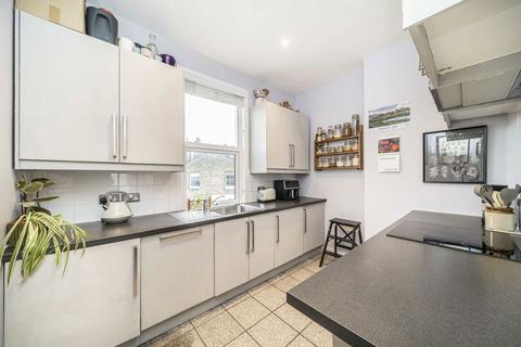 3 bedroom flat for sale, Conyers Road, London SW16