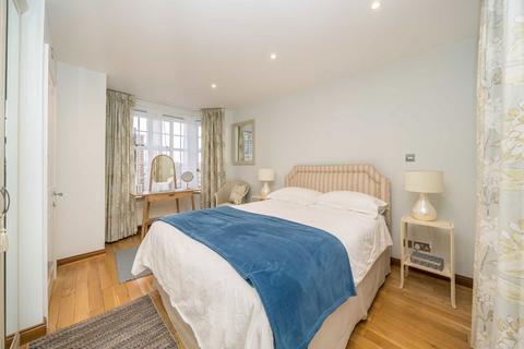 Flat B, Queen Court Queen Square, London, WC1N 3BA