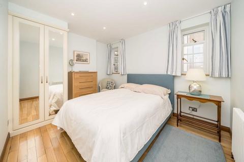 Flat B, Queen Court Queen Square, London, WC1N 3BA
