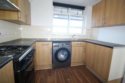 3 bedroom flat to rent, Melbourne Court, Holdbrook South, Waltham Cross