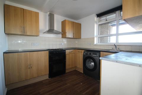 3 bedroom flat to rent, Melbourne Court, Holdbrook South, Waltham Cross