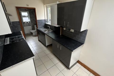 2 bedroom flat to rent, Courtland Avenue, Ilford IG1