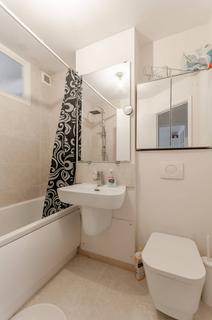 2 bedroom flat to rent, Selwyn Court, Walthamstow, London, E17