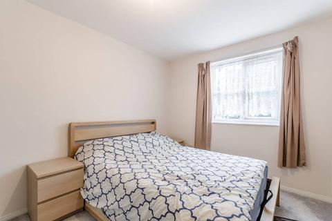 2 bedroom flat to rent, Selwyn Court, Walthamstow, London, E17