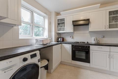 2 bedroom flat to rent, Selwyn Court, Walthamstow, London, E17