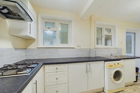 3 bedroom semi-detached house to rent, Kingsholm Gardens, London SE9