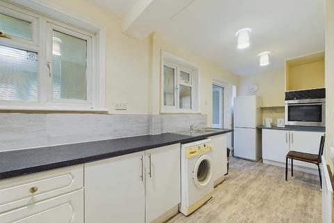 3 bedroom semi-detached house to rent, Kingsholm Gardens, London SE9